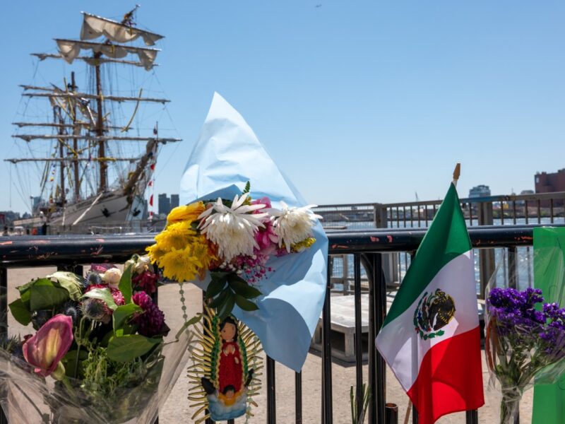 Tripulantes del buque escuela Cuauhtémoc llegan a México tras accidente en Brooklyn; Sheinbaum confirma investigación del caso.