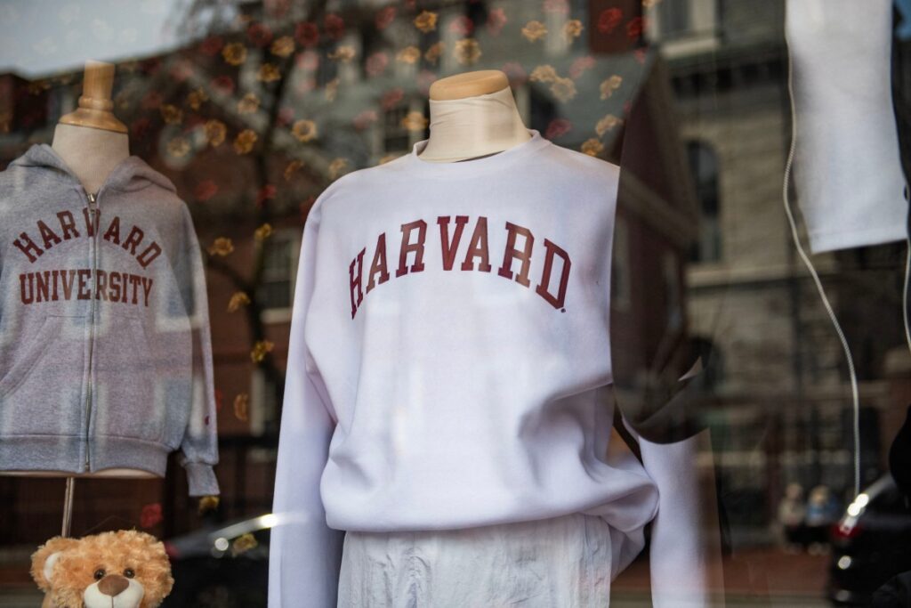 Trump impide a estudiantes extranjeros inscribirse en Harvard