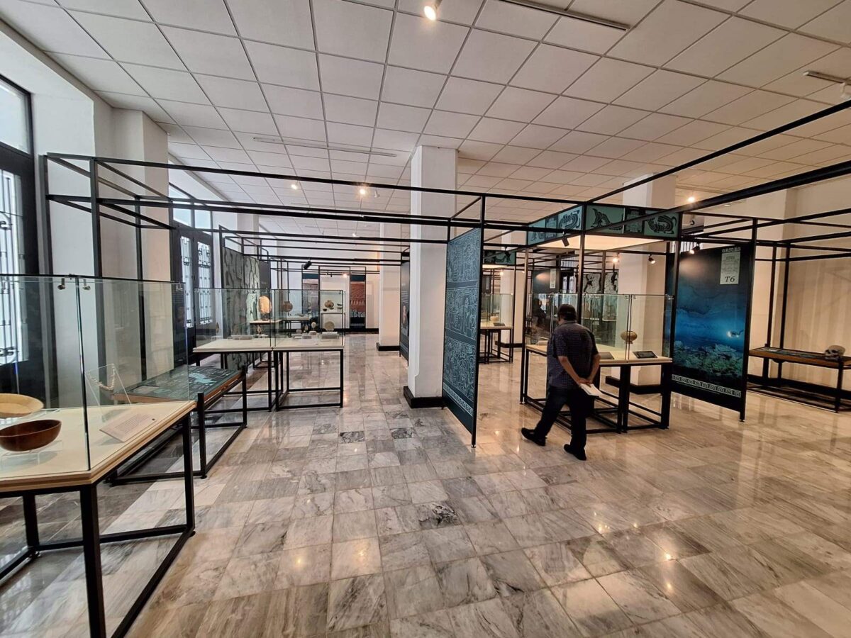 Vestigios arqueológicos del Tren Maya en el Ateneo Peninsular reviven la historia de Yucatán con piezas, maquetas y museografía inclusiva.