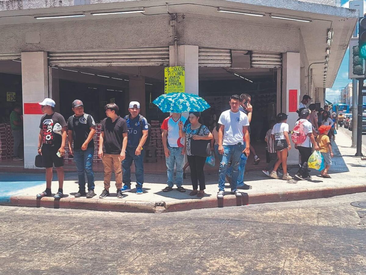 Ciudadanía busca mitigar el calor con helados, bebidas frescas y chapuzones ante las altas temperaturas que azotan a Mérida.