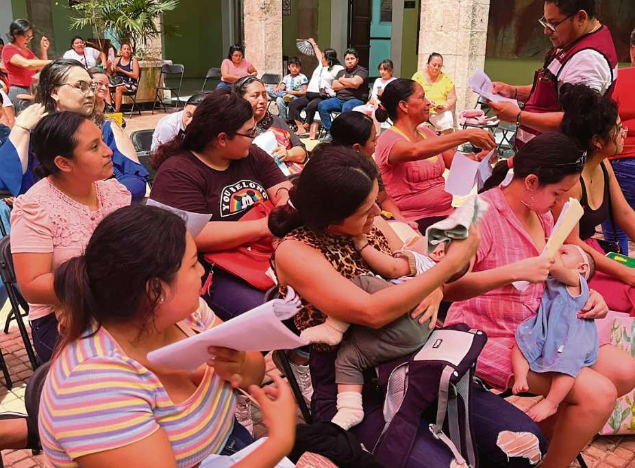 Madres autónomas abarrotan Palacio de Gobierno por apoyo