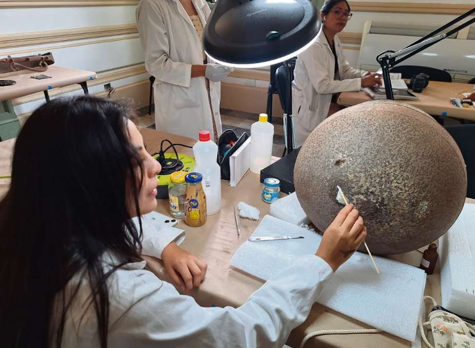 Estudiantes del INAH aplican conocimientos en piezas históricas del museo de Yucatán