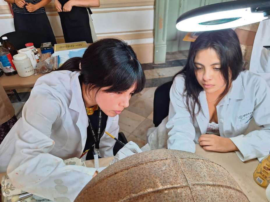 Estudiantes del INAH aplican conocimientos en piezas históricas del museo de Yucatán