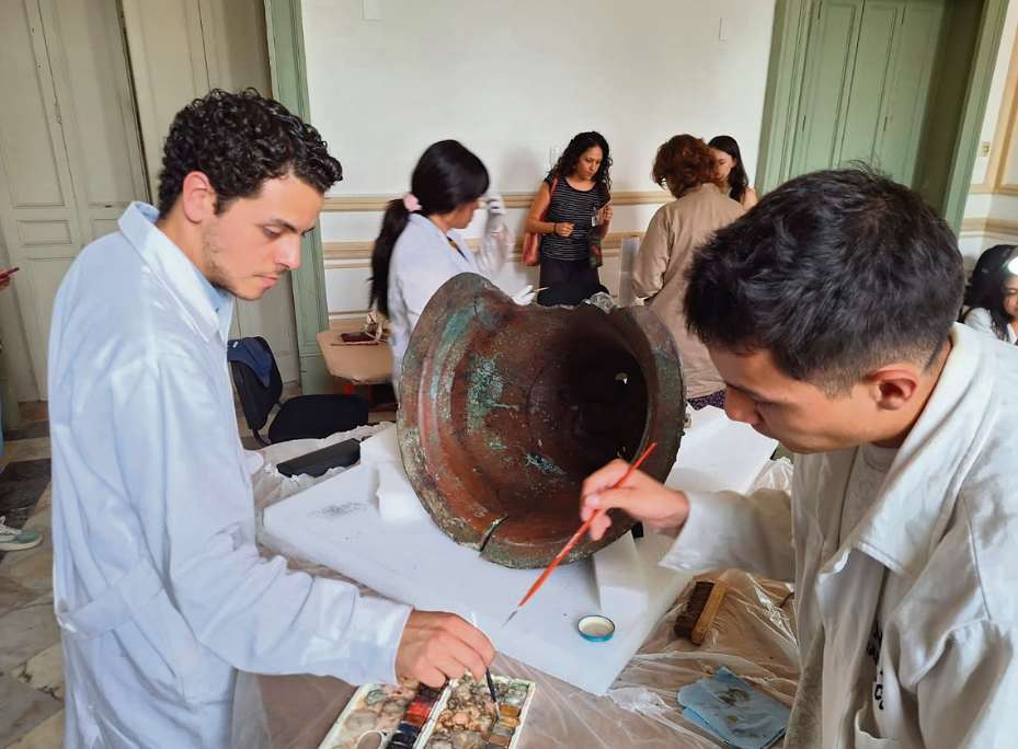 Estudiantes del INAH aplican conocimientos en piezas históricas del museo de Yucatán