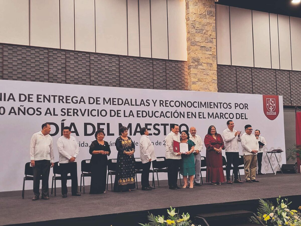 Reconocimiento a docentes por años de servicio: más de 600 maestros yucatecos reciben medallas por su trayectoria educativa.