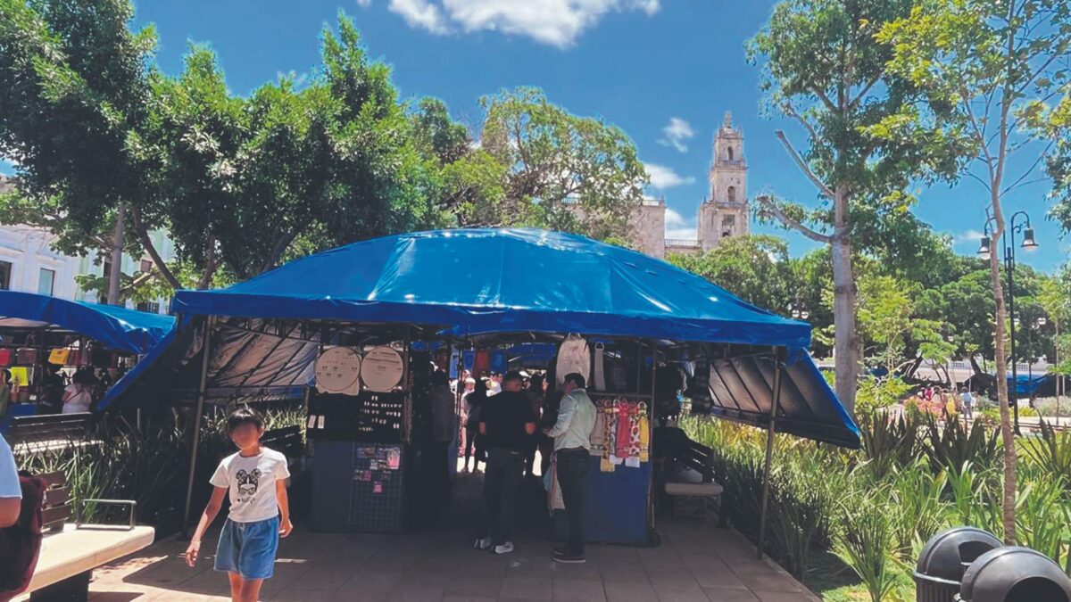 Mérida en Domingo celebra 40 años con nueva imagen, toldos, mobiliario y mejoras eléctricas para apoyar a los vendedores.