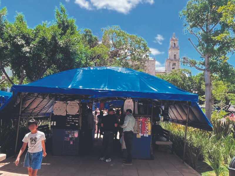 Mérida en Domingo celebra 40 años con nueva imagen, toldos, mobiliario y mejoras eléctricas para apoyar a los vendedores.