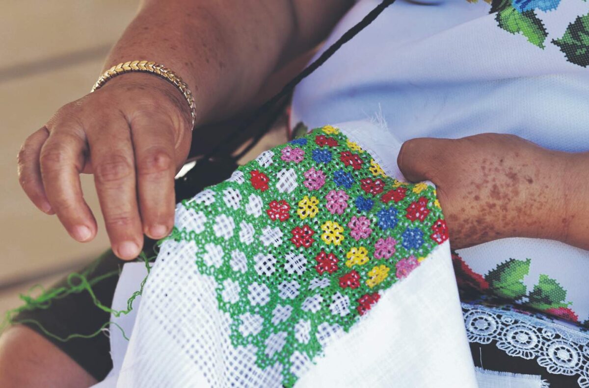 El bordado maya yucateco busca ser Patrimonio Cultural de la Humanidad con una muestra en el Gran Museo del Mundo Maya.