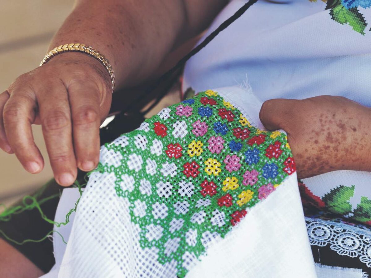 El bordado maya yucateco busca ser Patrimonio Cultural de la Humanidad con una muestra en el Gran Museo del Mundo Maya.