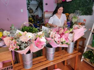 Florerías llenas y panteones vacíos marcan el Día de las Madres en Mérida; alta demanda de flores contrasta con cementerios desolados.