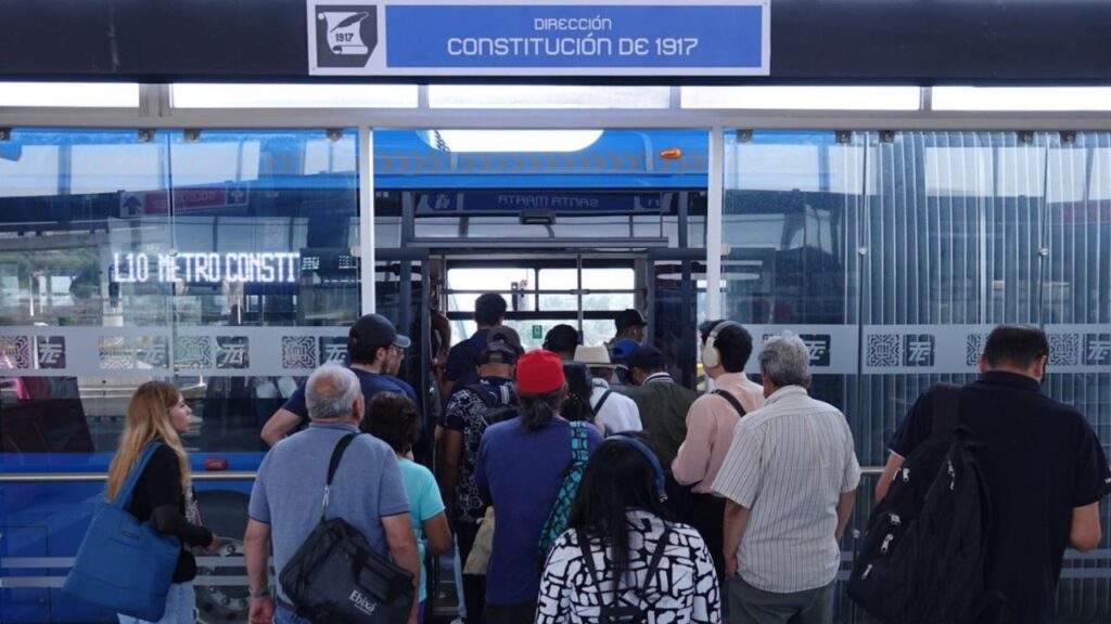 CDMX tipifica como delito los pinchazos en el transporte público