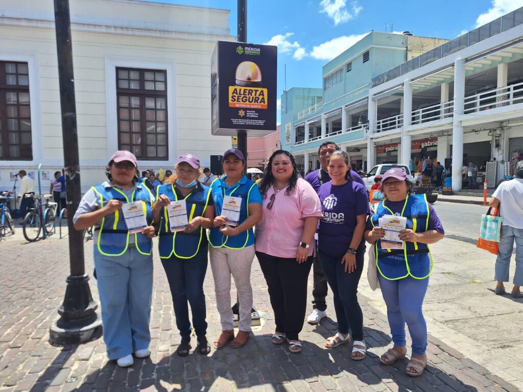 Instalan un nuevo Botón de Alerta en el Centro Histórico de Mérida para reforzar la seguridad en la zona del mercado Lucas de Gálvez.