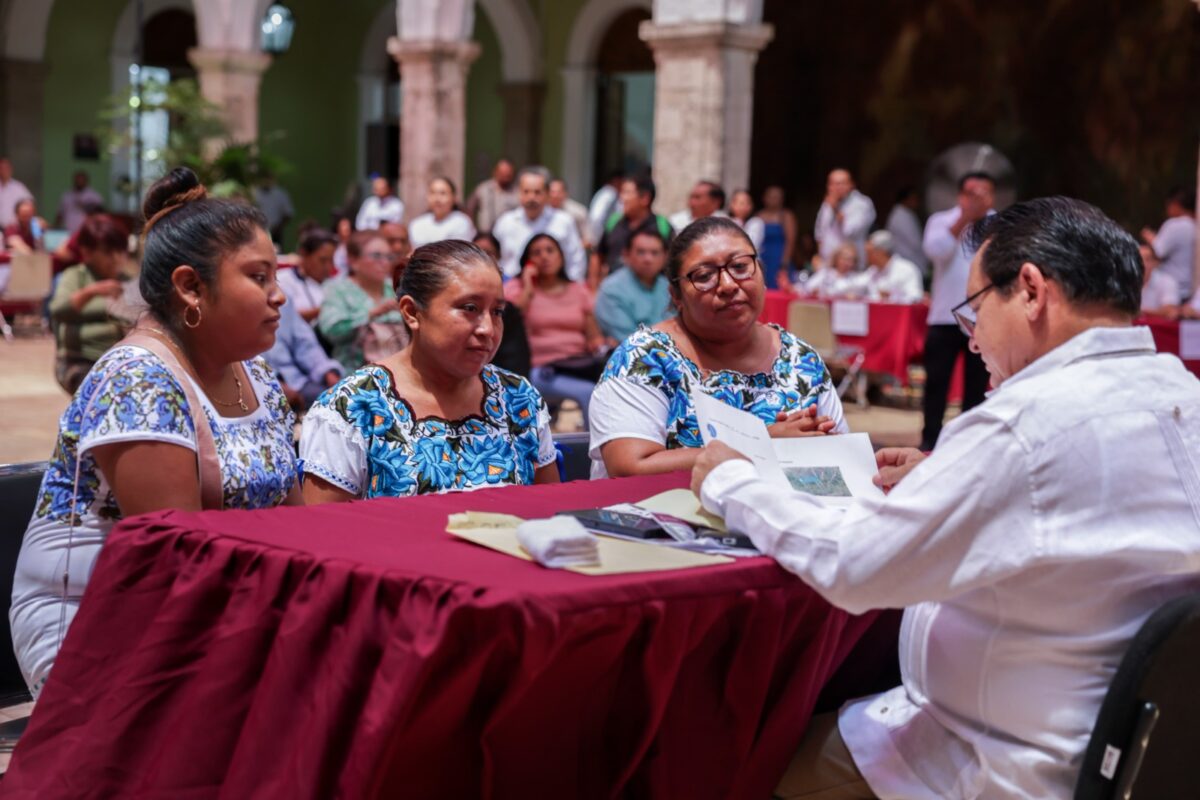 Audiencias ciudadanas en Yucatán recogen peticiones urgentes como pavimentación, escuelas y clínicas con diálogo directo al gobierno.