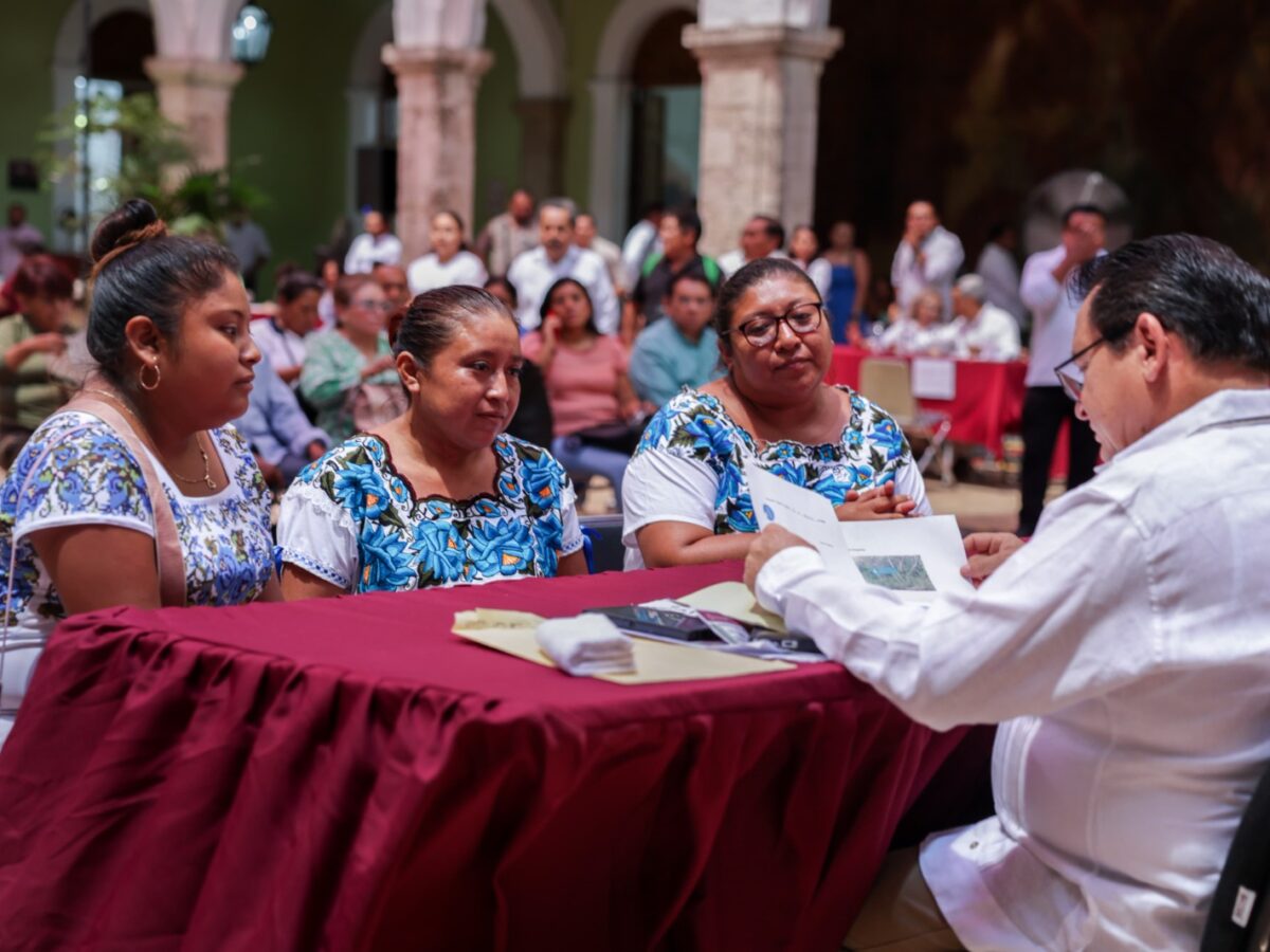 Audiencias ciudadanas en Yucatán recogen peticiones urgentes como pavimentación, escuelas y clínicas con diálogo directo al gobierno.