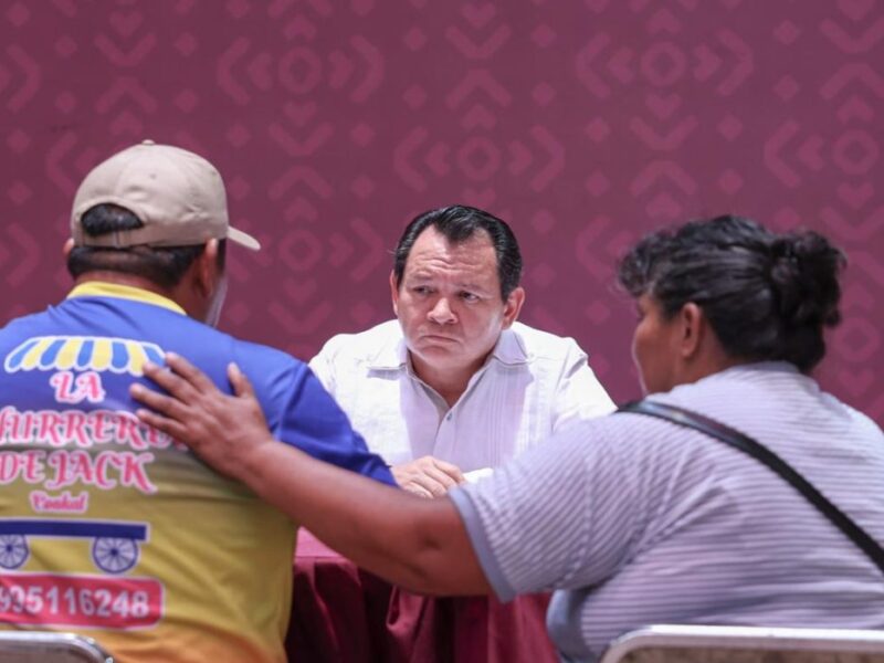 Gobernador Joaquín Díaz Mena escucha a padre de joven fallecido; exige justicia en siniestro vial ocurrido en el periférico de Mérida.