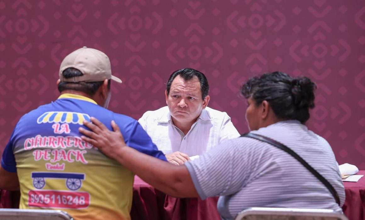 Gobernador Joaquín Díaz Mena escucha a padre de joven fallecido; exige justicia en siniestro vial ocurrido en el periférico de Mérida.