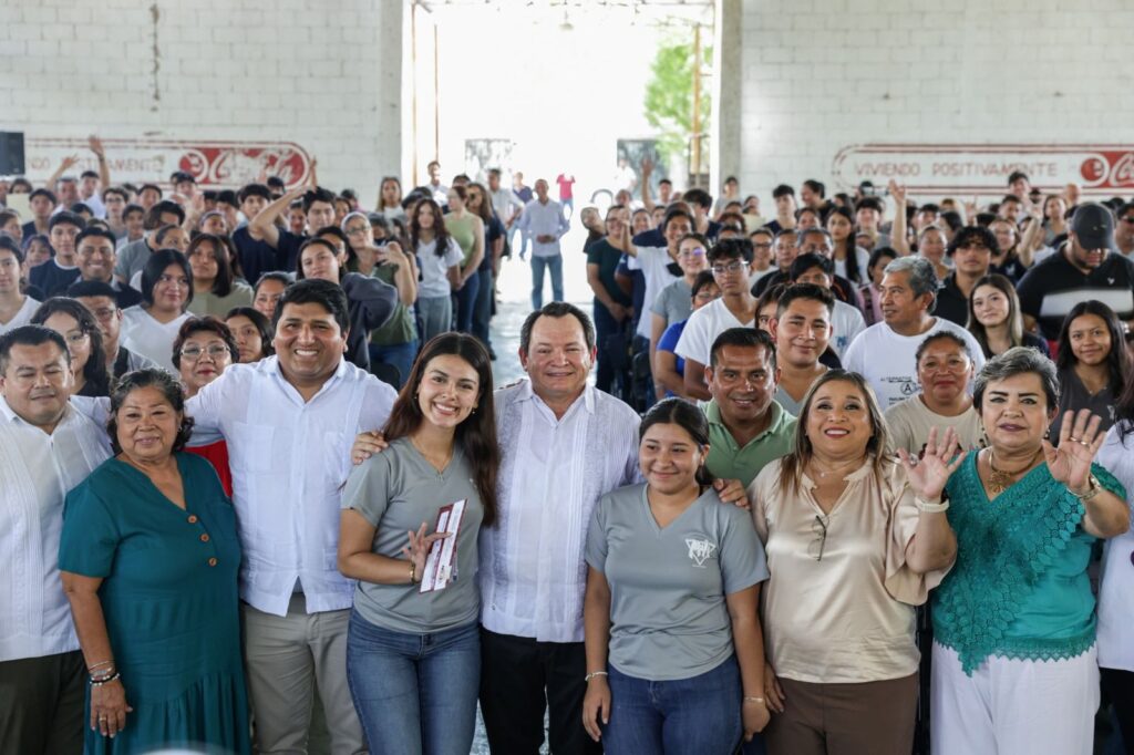 Entrega el gobernador Joaquín Díaz Mena becas a jóvenes estudiantes