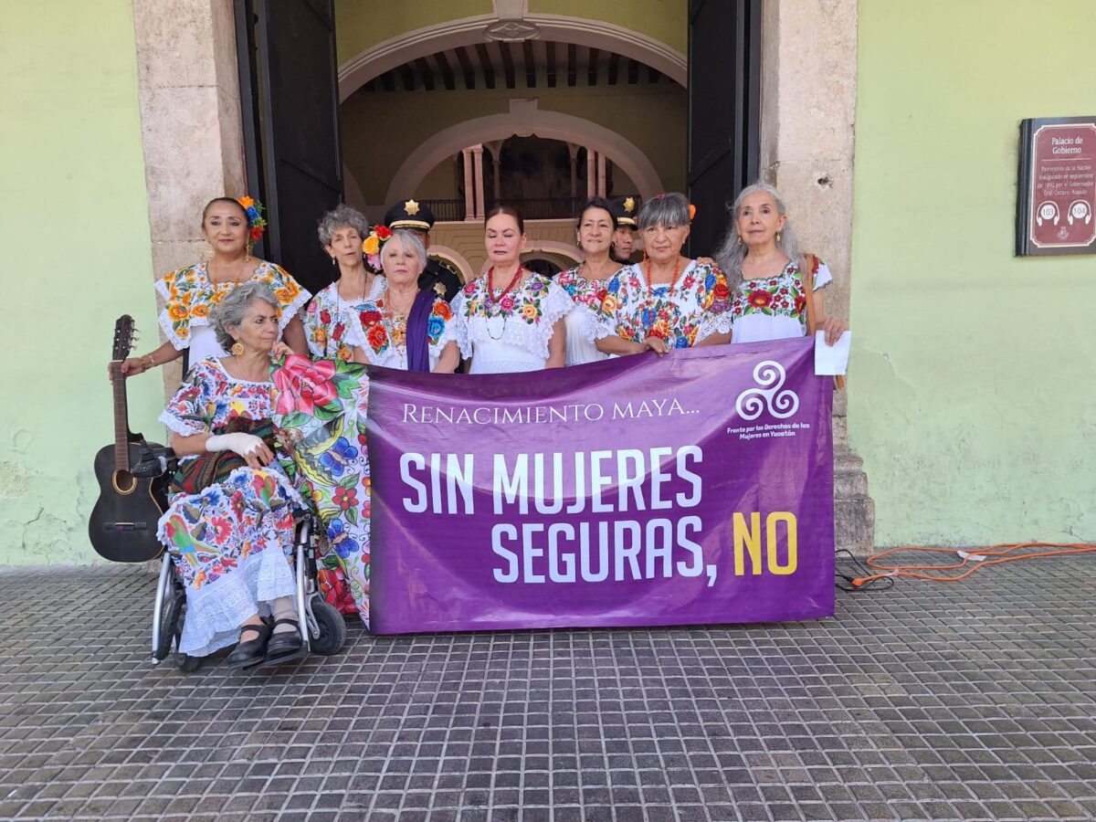 Activistas exigen a Díaz Mena cumplir compromisos con mujeres en Yucatán con serenata y amparo frente al Palacio de Gobierno.