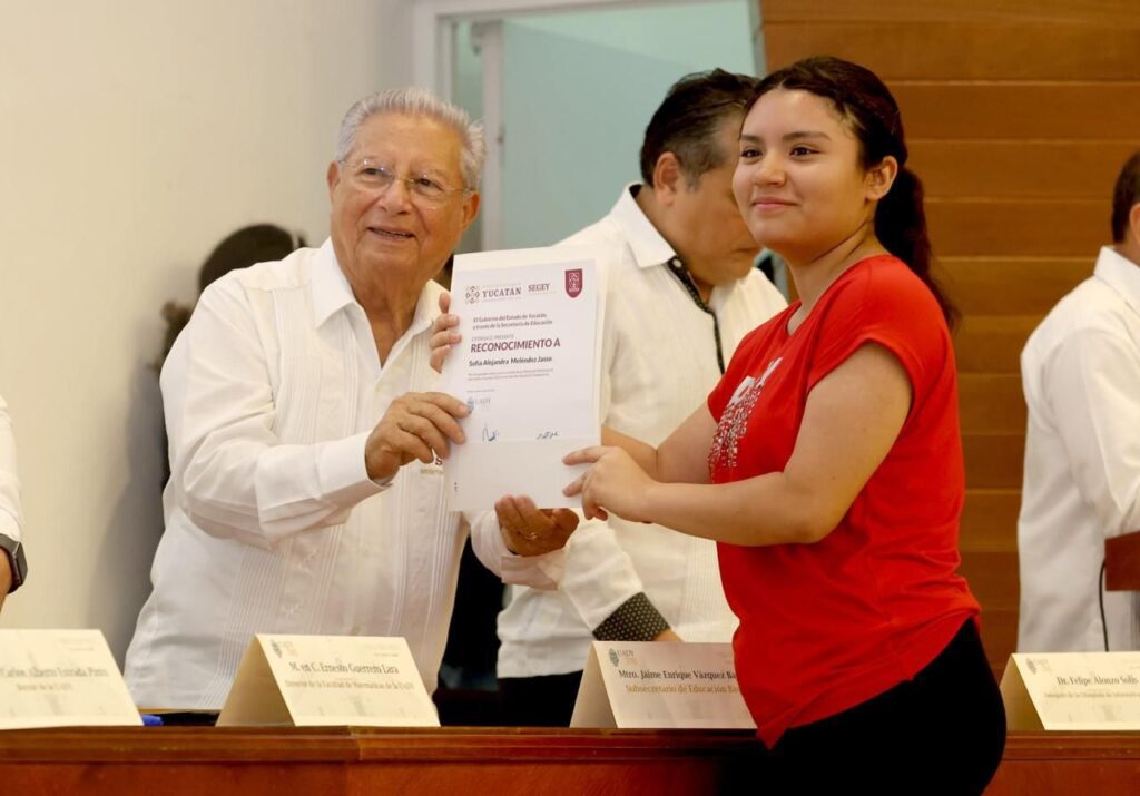 Reconocen a estudiantes destacados en Olimpiada Mexicana de Informática