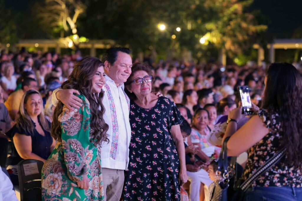 Celebran a más de 5 mil madres yucatecas en La Plancha