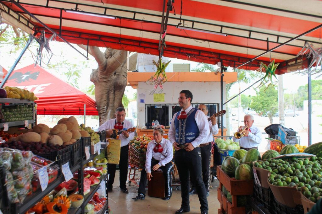 Festejan a las mamás en la Central de Abasto de Mérida
