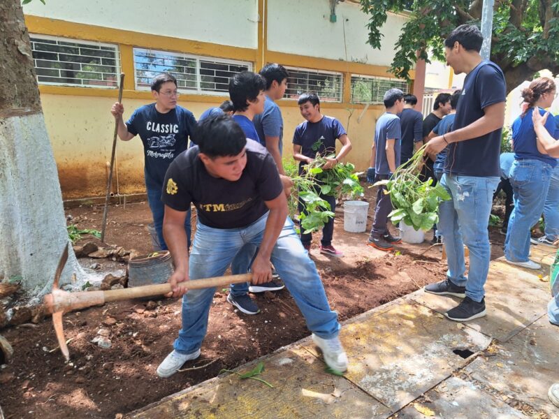 TEC de Mérida se une al Tequio Nacional por la Paz con mural y acciones contra las adicciones en sus dos campus.