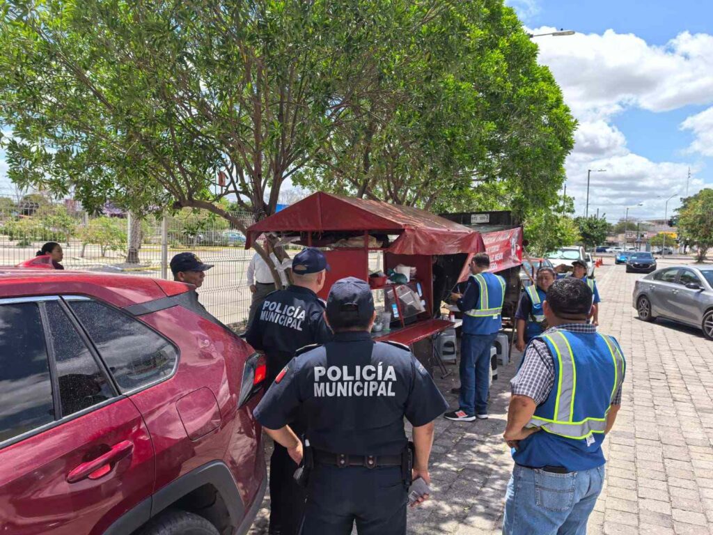 Ayuntamiento retira puestos de comida sin permiso