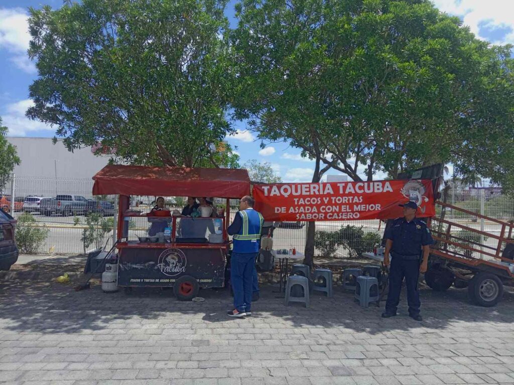 Ayuntamiento retira puestos de comida sin permiso