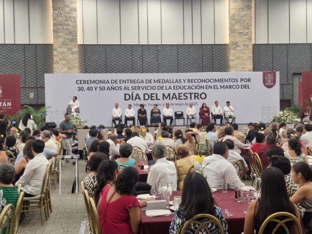 Reconocen a docentes yucatecos por 30, 40 y 50 años de servicio