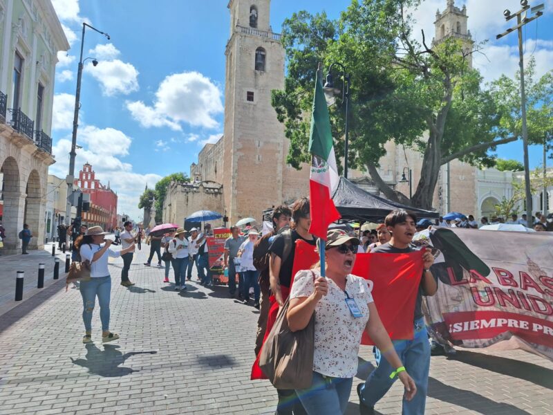 Docentes en Yucatán marchan por mejores condiciones laborales y exigen cumplimiento de promesas a Claudia Sheinbaum.