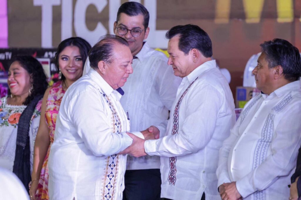 Reconoce Gobernador Díaz Mena a maestros del sur del estado
