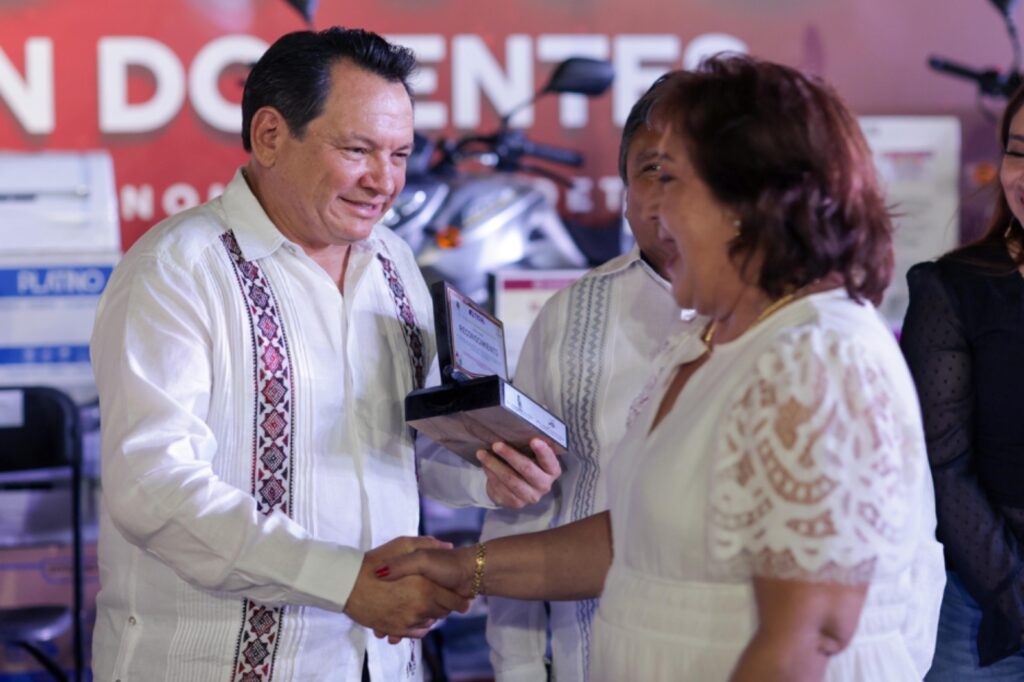 Reconoce Gobernador Díaz Mena a maestros del sur del estado