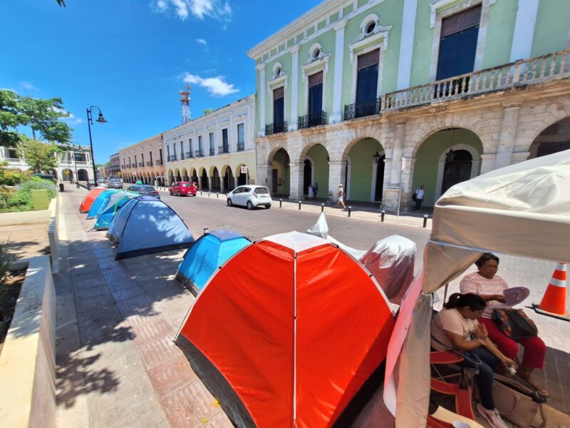Maestros de la CNTE mantienen plantón en Mérida para exigir pensiones dignas, mejoras laborales y revertir reformas educativas.