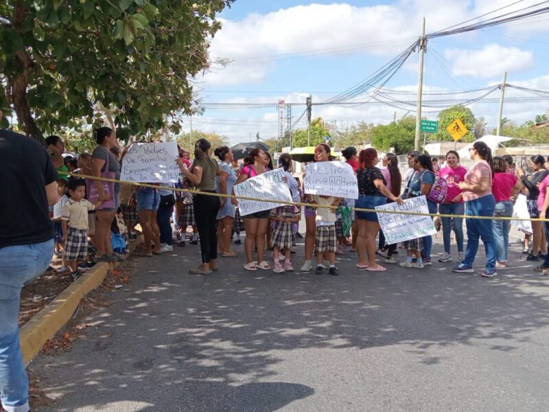 Roban por segunda vez el cableado eléctrico del kínder Estado de Yucatán en San Antonio Xluch 3, padres exigen solución.