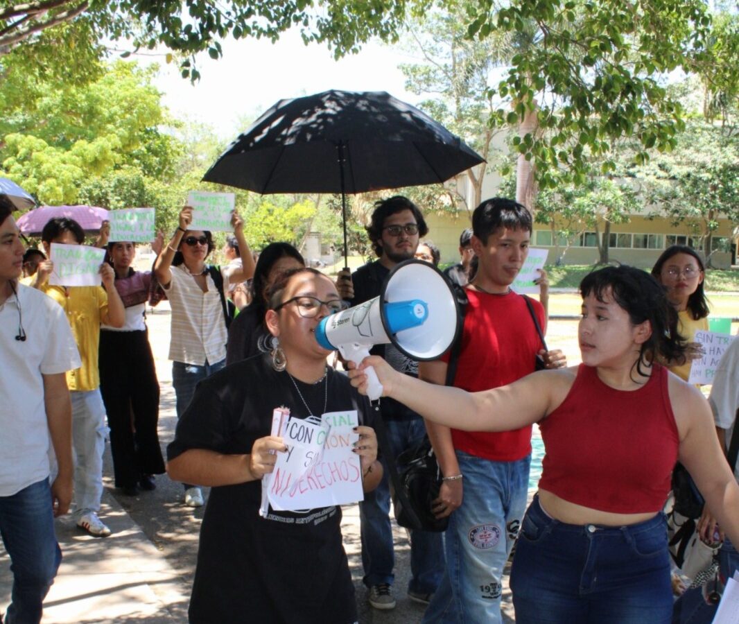 Estudiantes del CCSEAH UADY exigen transporte público digno ante deficiencias que afectan su derecho a la movilidad y a la educación.