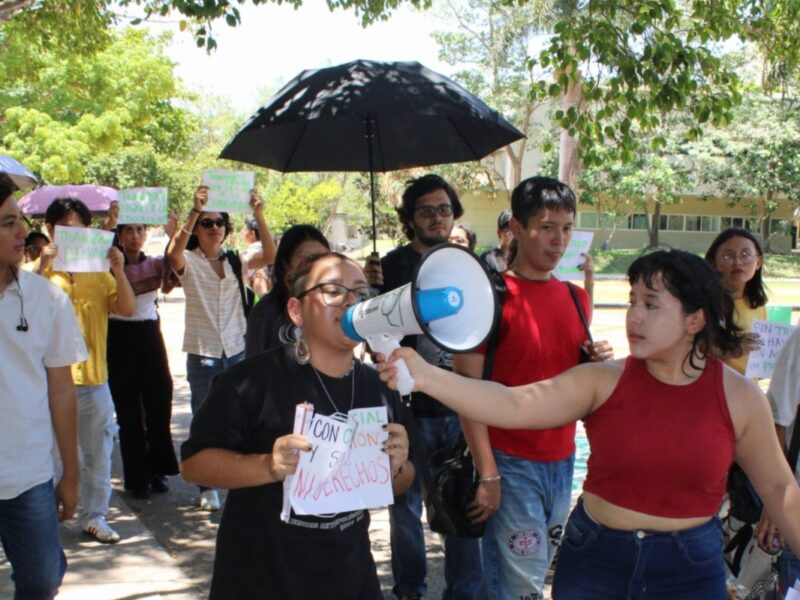 Estudiantes del CCSEAH UADY exigen transporte público digno ante deficiencias que afectan su derecho a la movilidad y a la educación.