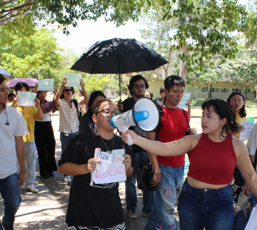 Estudiantes del CCSEAH UADY exigen transporte público digno ante deficiencias que afectan su derecho a la movilidad y a la educación.