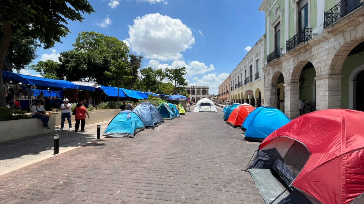 La protesta magisterial CNTE Yucatán continúa con un campamento frente al Palacio de Gobierno y exigencias salariales y laborales.