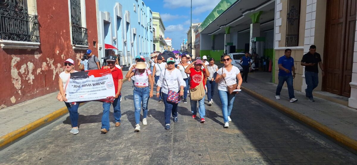 Maestros de SECUNY exigen mejores jubilaciones y la abrogación de la Ley del ISSSTE 2007 frente al Palacio de Gobierno.