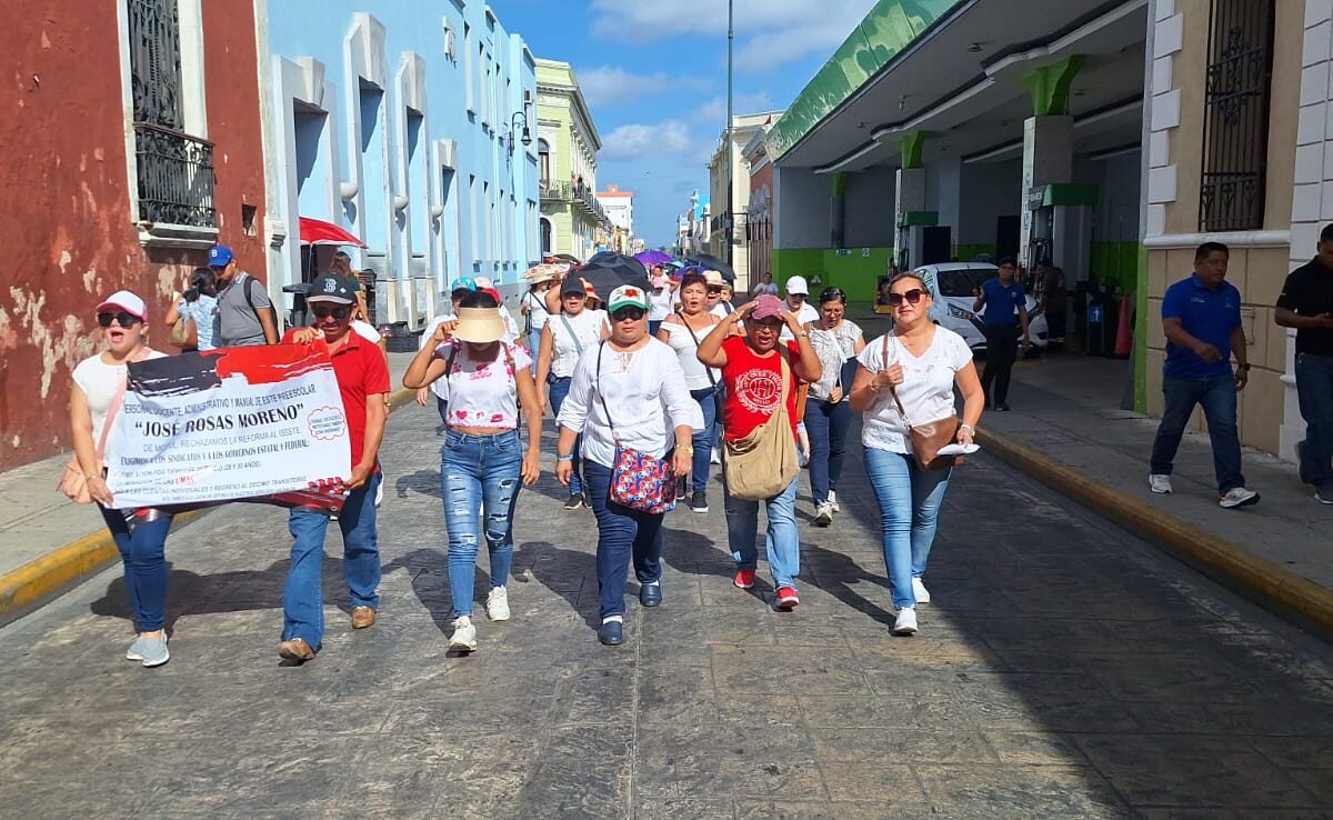 Maestros de SECUNY exigen mejores jubilaciones y la abrogación de la Ley del ISSSTE 2007 frente al Palacio de Gobierno.