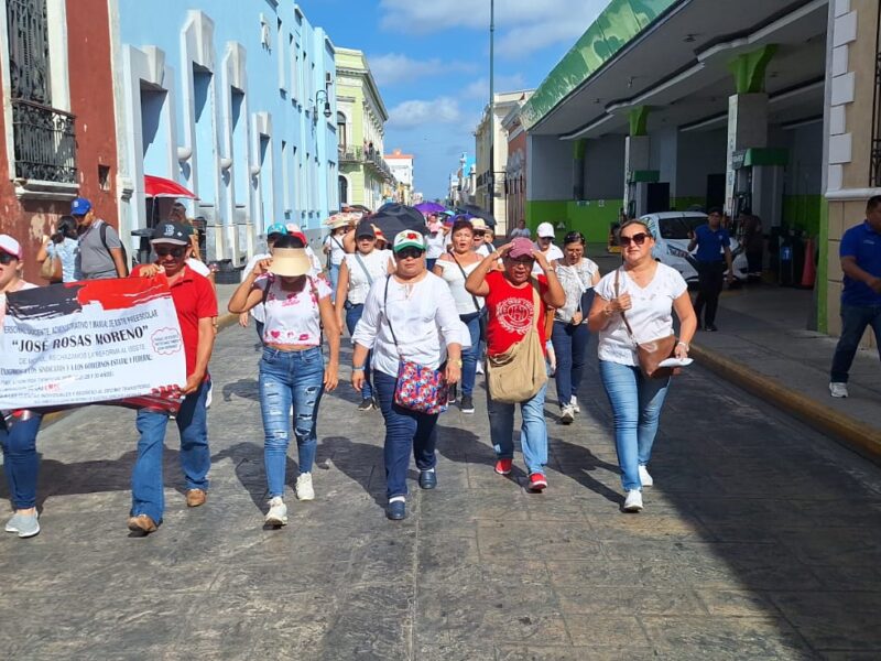 Maestros de SECUNY exigen mejores jubilaciones y la abrogación de la Ley del ISSSTE 2007 frente al Palacio de Gobierno.