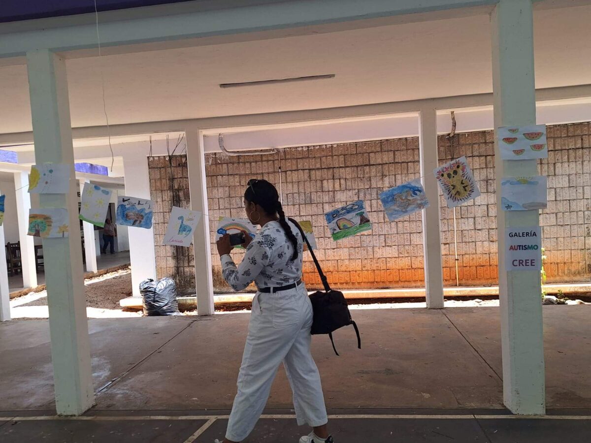 Exposición “Naturaleza en Colores” visibiliza el talento artístico de infancias con autismo. Arte infantil y autismo en Yucatán.
