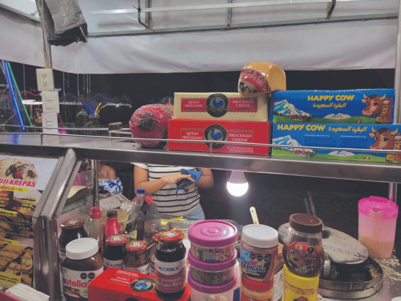 La escasez de queso de bola en Yucatán obliga a subir precios de marquesitas, pasteles y platillos tradicionales por falta de insumos.