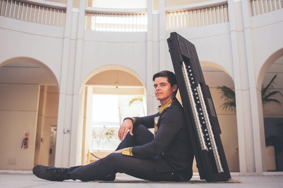 El hombre orquesta Rivadeneyra inicia su gira internacional por España, Francia y Bélgica con su espectáculo único en electone.