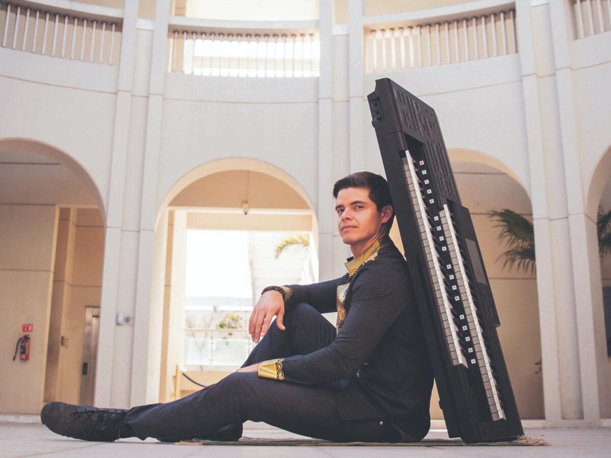 El hombre orquesta Rivadeneyra inicia su gira internacional por España, Francia y Bélgica con su espectáculo único en electone.