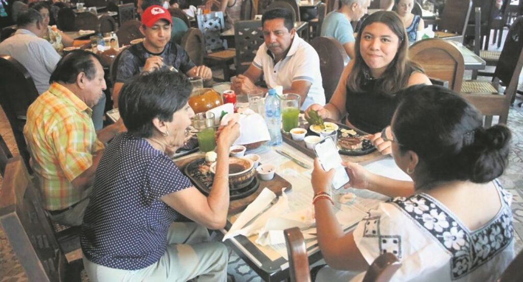 Meridanos celebran Día de las Madres a pesar de lluvia
