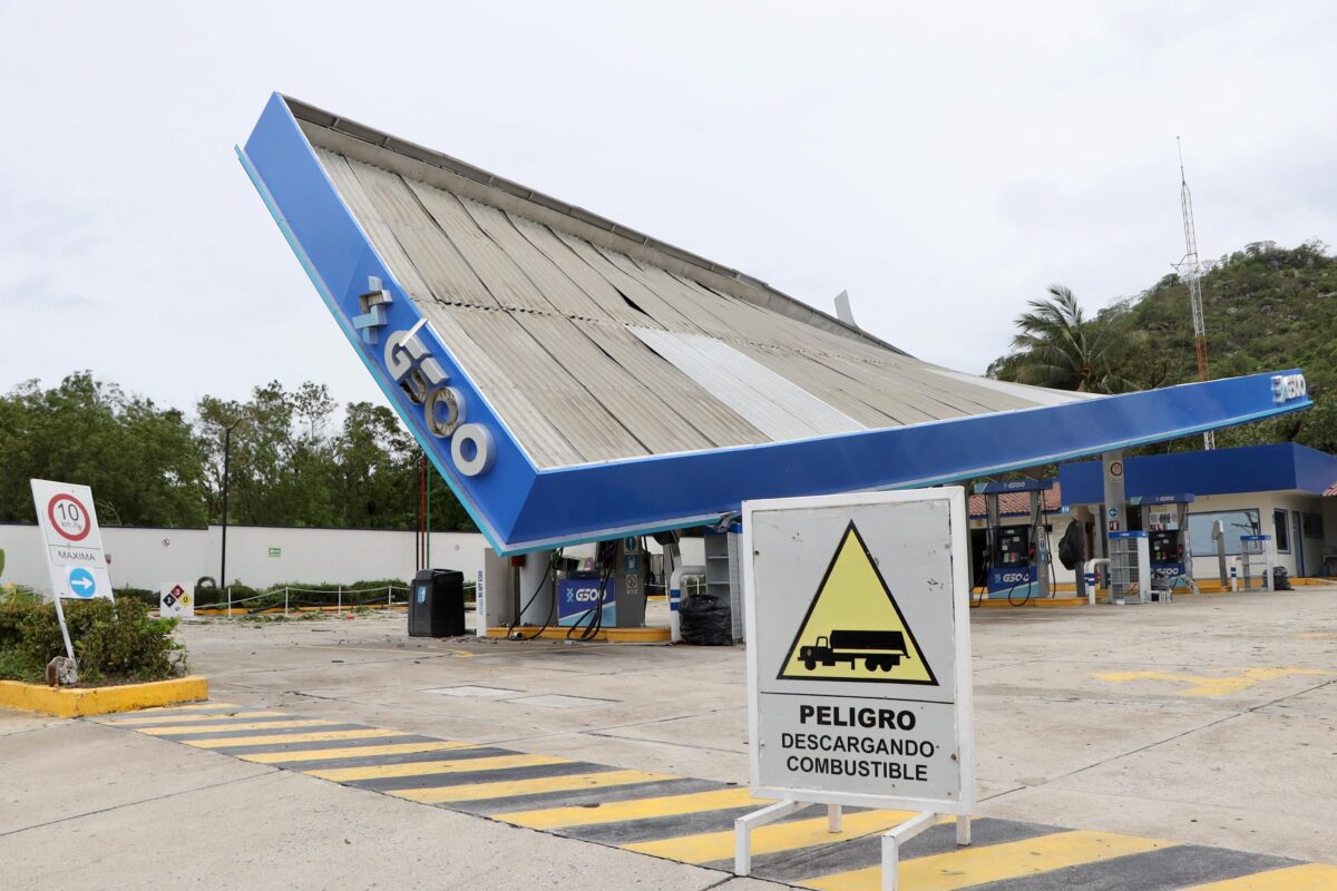 El huracán Erick se degrada a categoría 1 tras tocar tierra en Oaxaca, pero aún provoca lluvias intensas y riesgo de inundaciones.