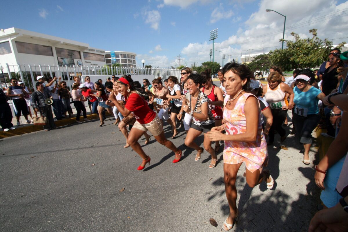 Únete a la Carrera en Tacones 2025 CDMX este 21 de junio y corre con orgullo para apoyar a Casa Frida. ¡Inscríbete y dona!