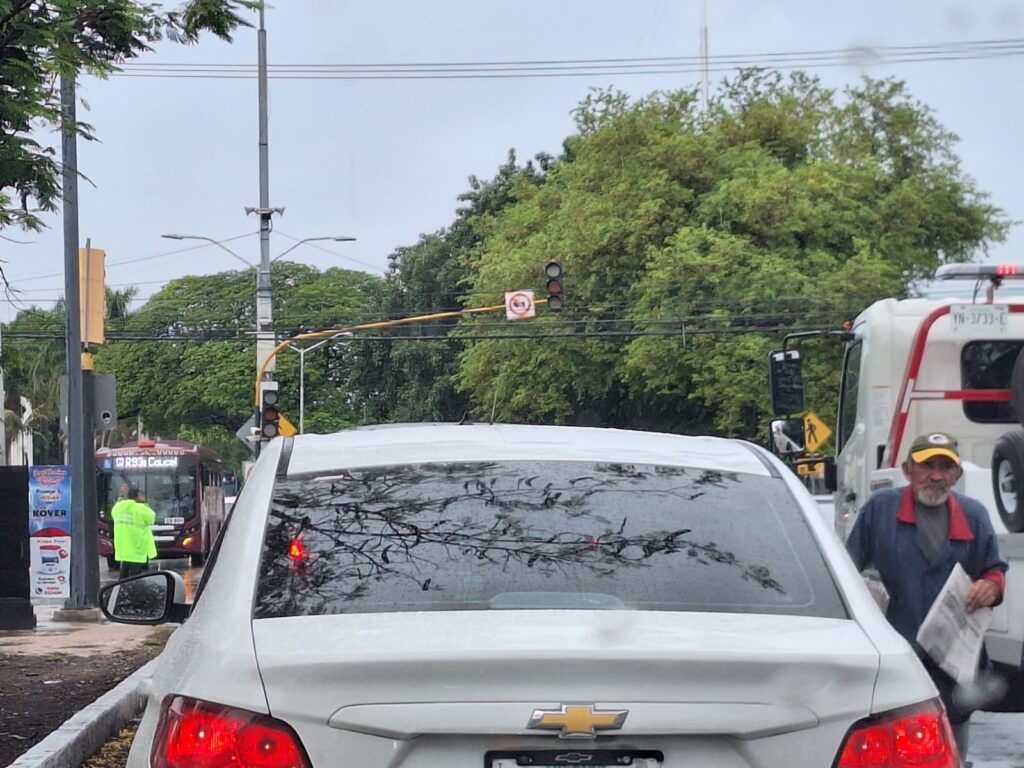 Disturbio tropical deja sin luz a varias colonias de Mérida
