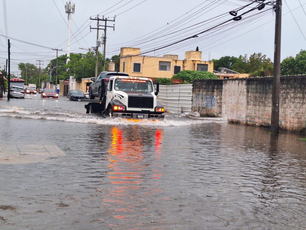 Consejos para conducir en inundaciones en Mérida y qué seguros de auto cubren daños por fenómenos meteorológicos.